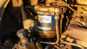 Combattre les bactéries du diesel : comment votre filtre séparateur eau/carburant prévient la formation de boues et la prolifération microbienne