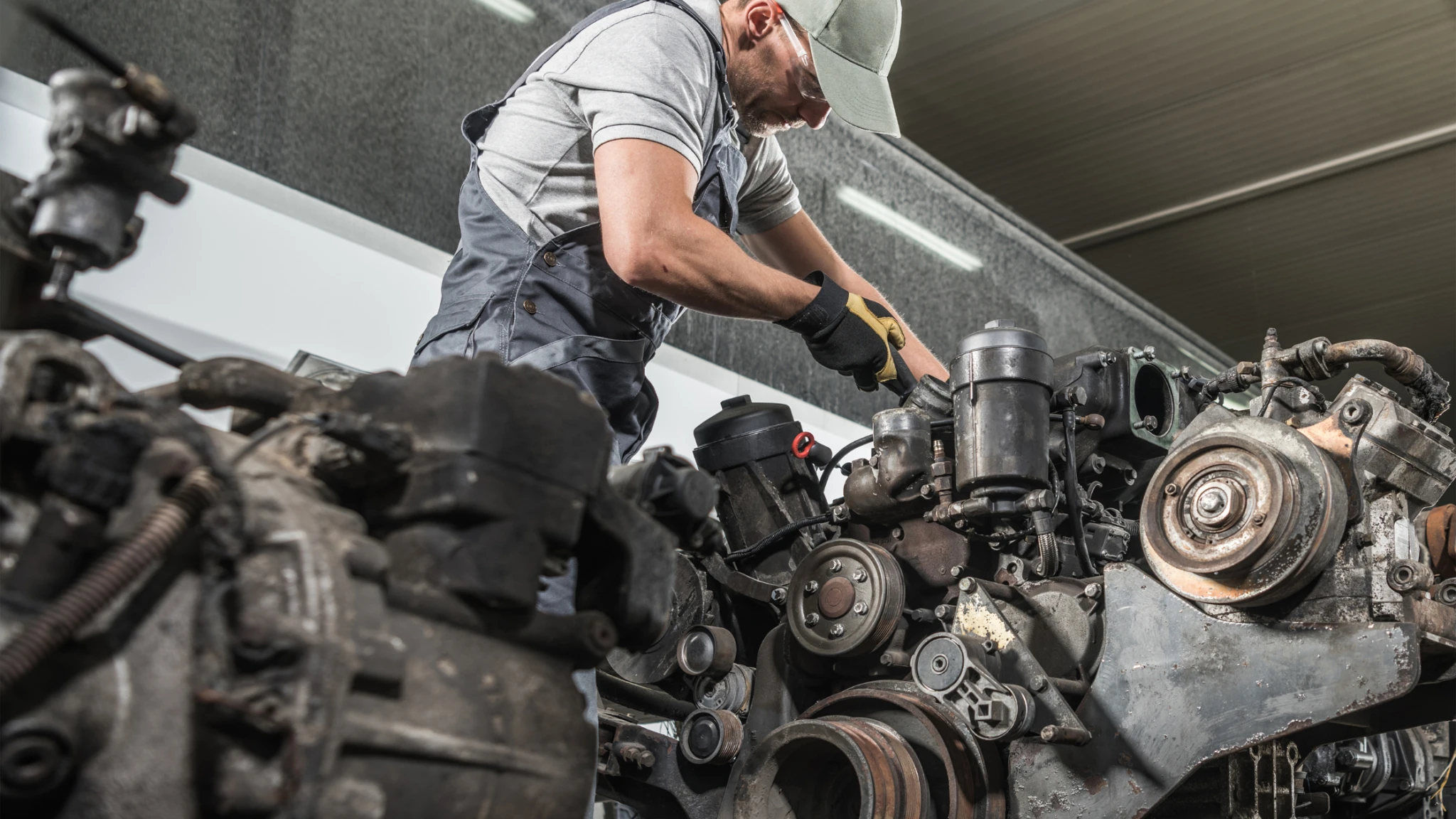 Budget-Friendly Overhaul: Choosing Between Individual Engine Parts and Complete Gasket Seal Kits